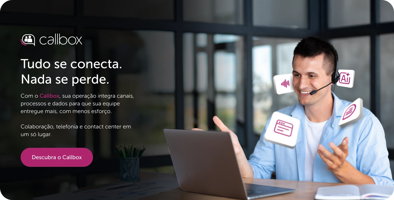 Homem com headset sorrindo enquanto trabalha em um notebook, representando atendimento unificado com recursos de IA, colaboração e contact center integrados pelo Callbox.