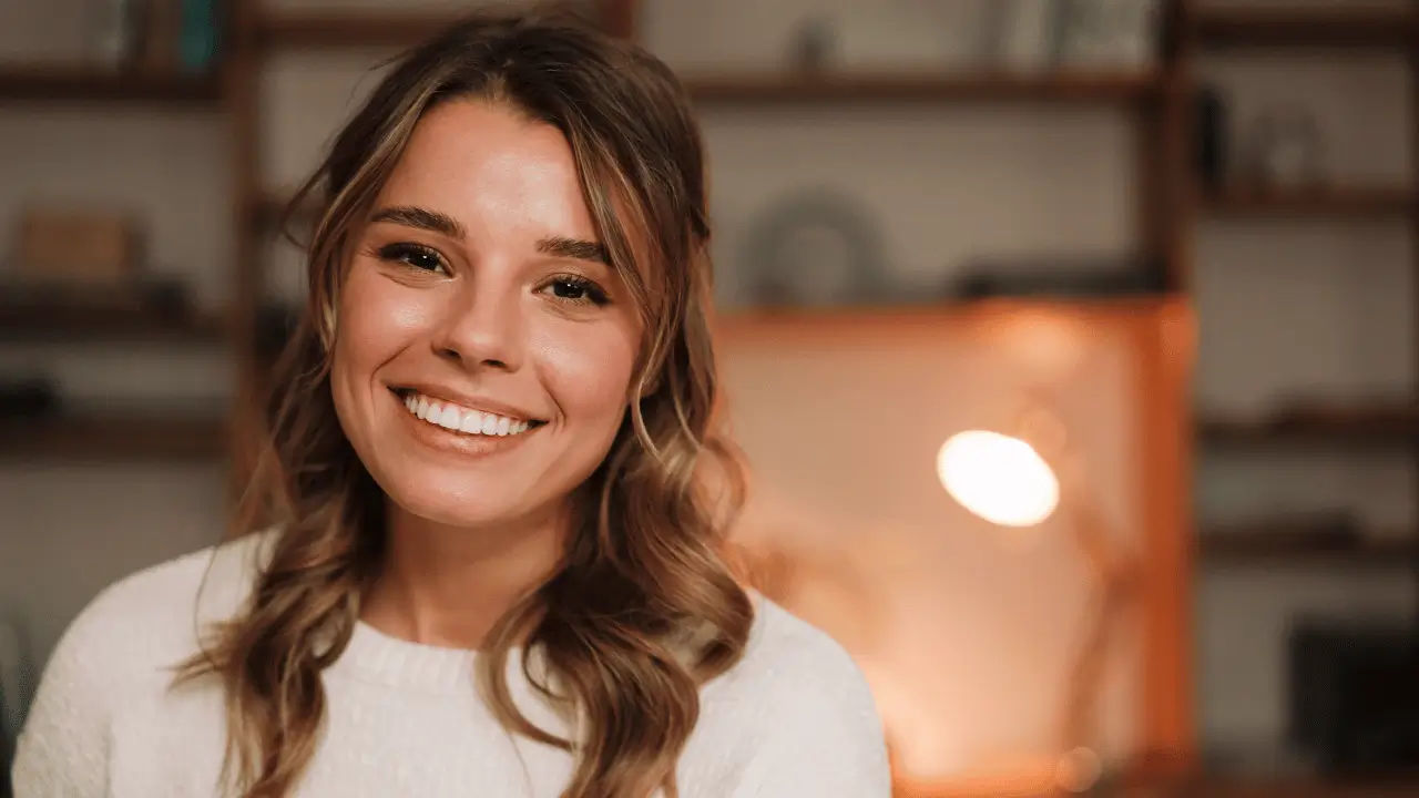 Mulher branca sorrindo