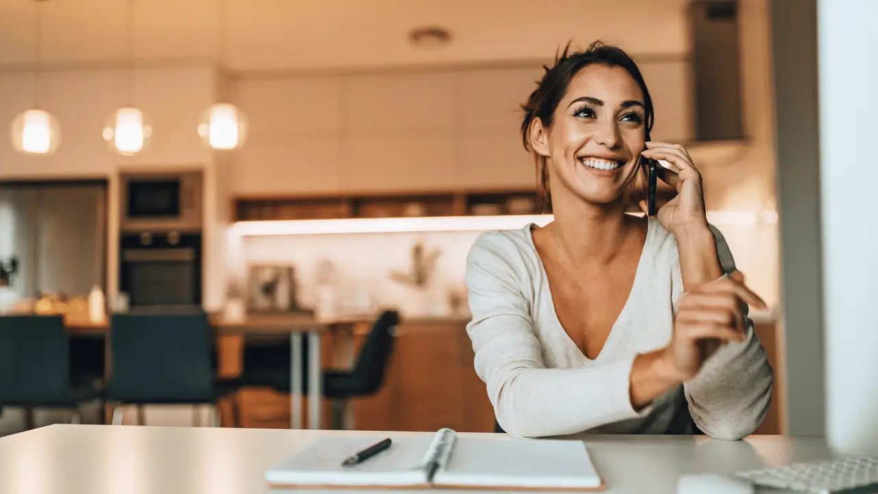 Mulher sorridente com telefone celular no ouvido