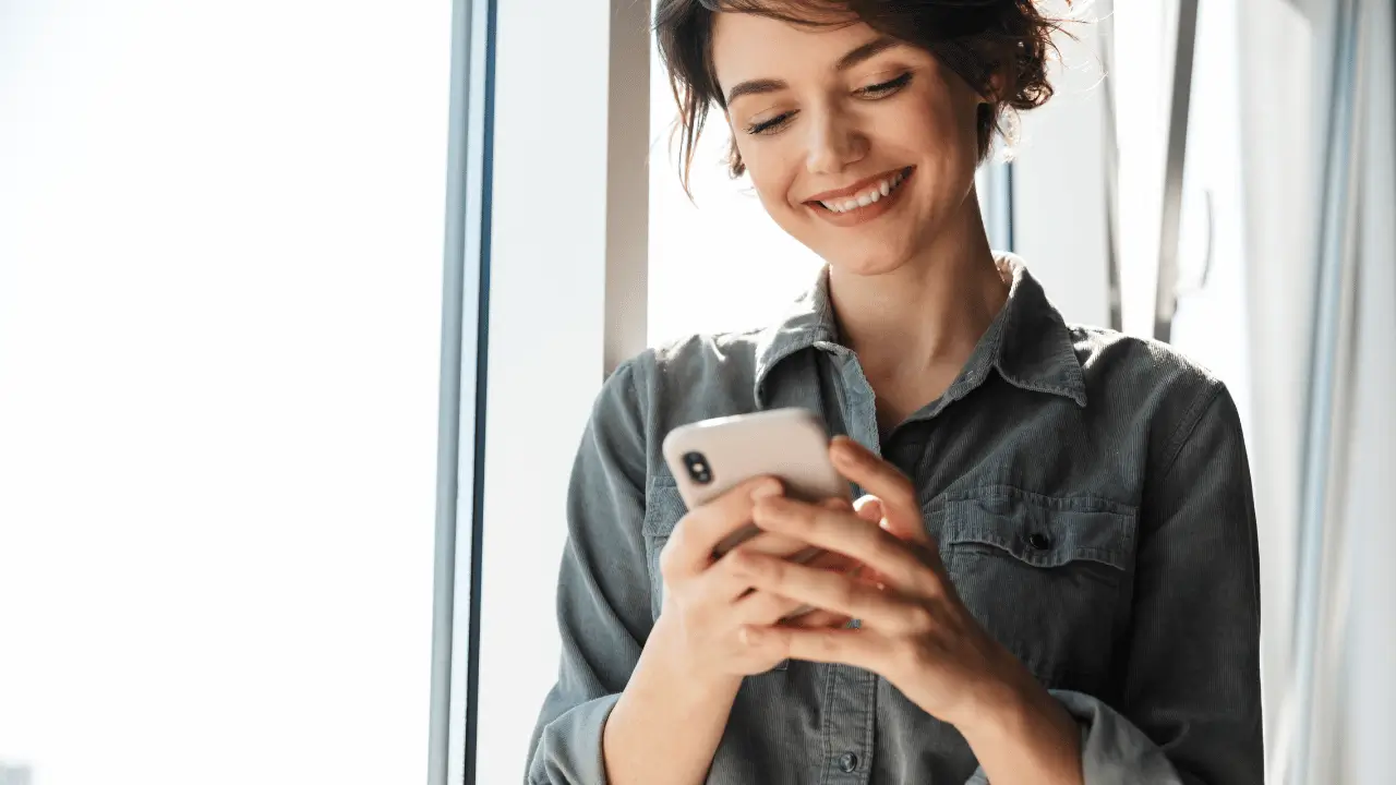 Mulher com celular na mão