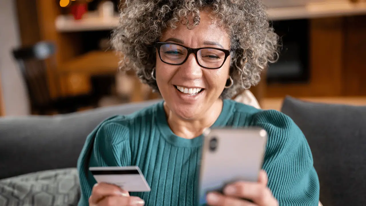 Mulher com celular na mão