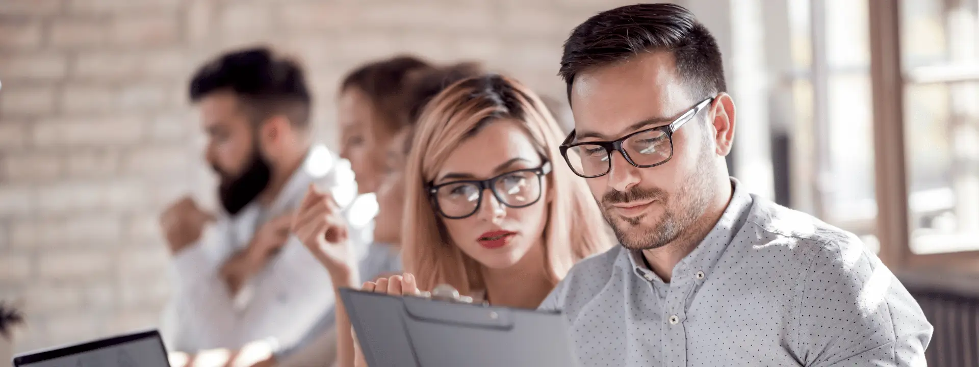 Homem e mulher analisando um CRM