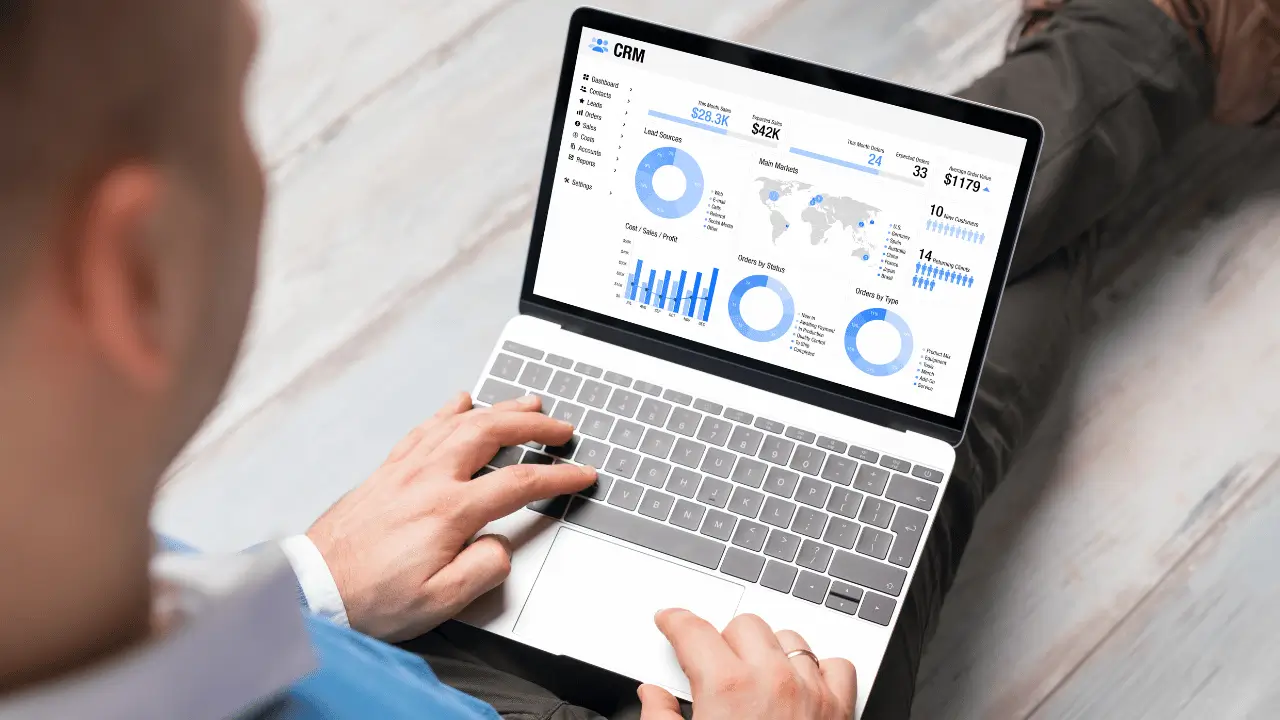 Tela de um notebook com gráficos