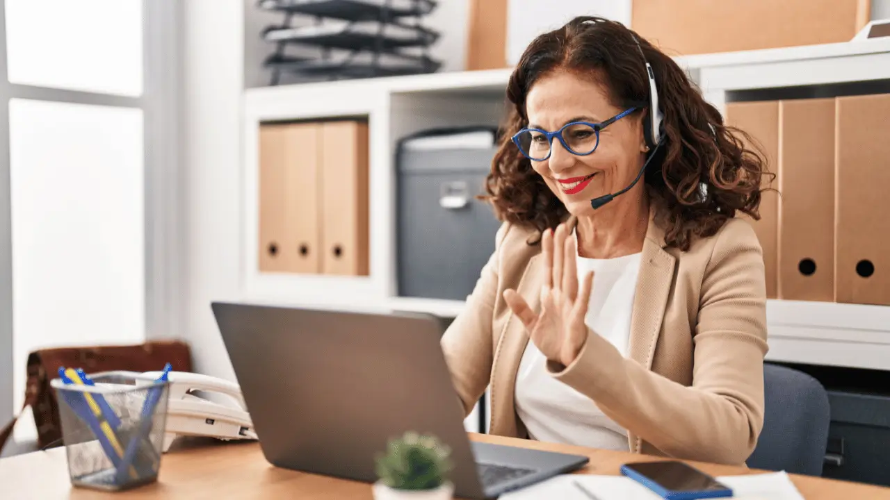 Operadora de call center sorrindo