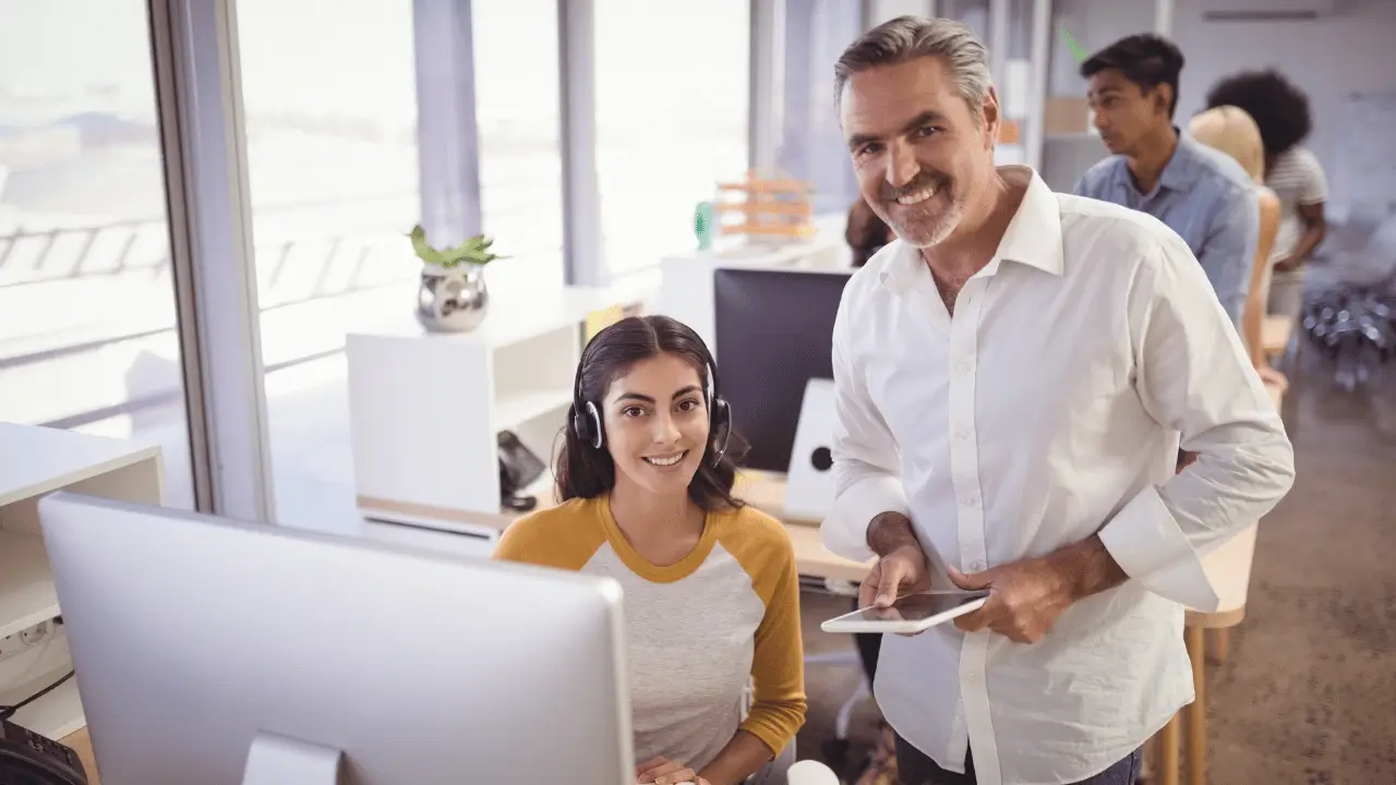 Homem e mulher em operadora de call center