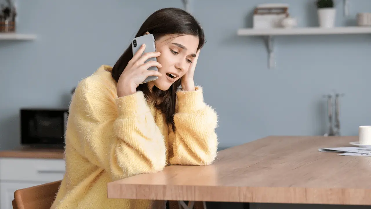 Mulher preocupada ao telefone