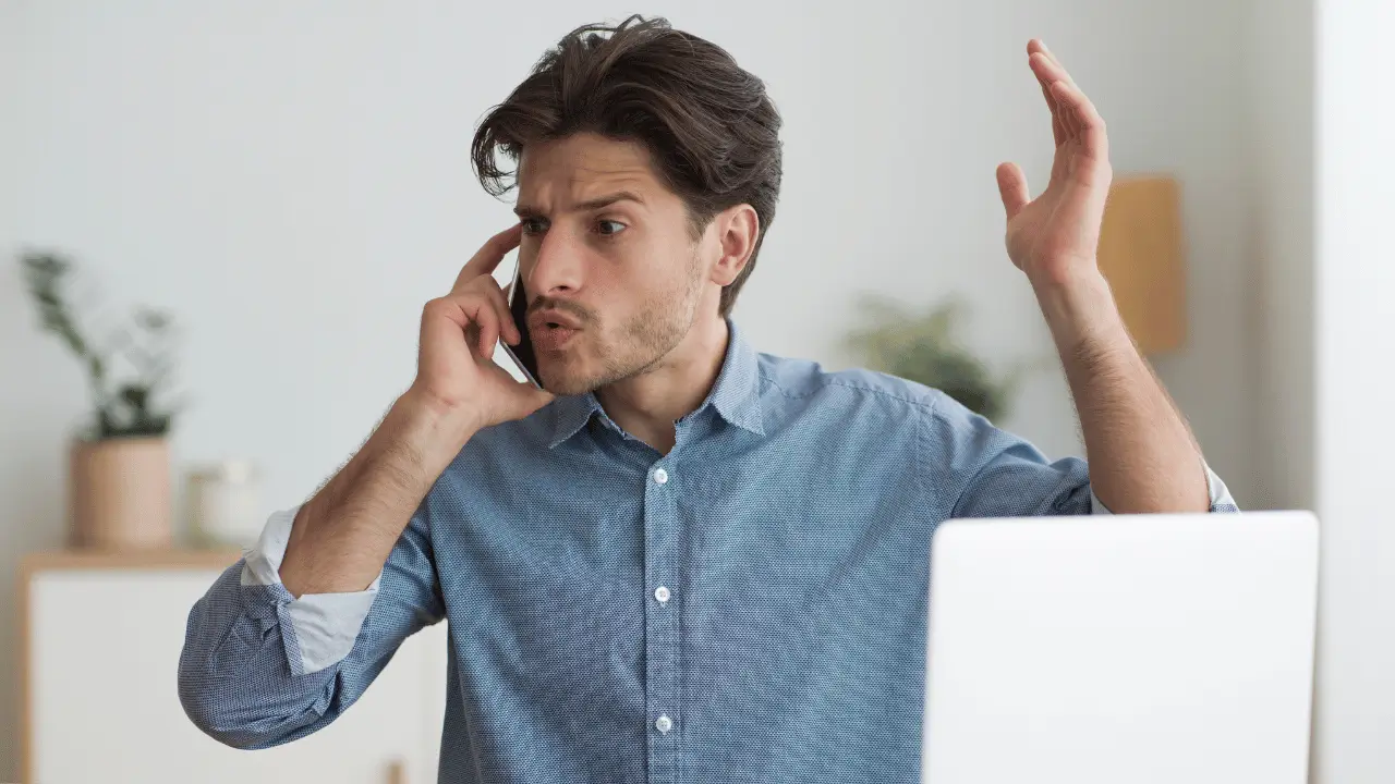 Homem reclamando ao telefone