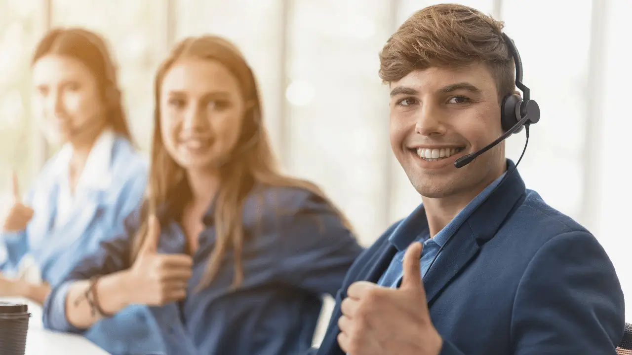 homem e mulher atendendo em call center