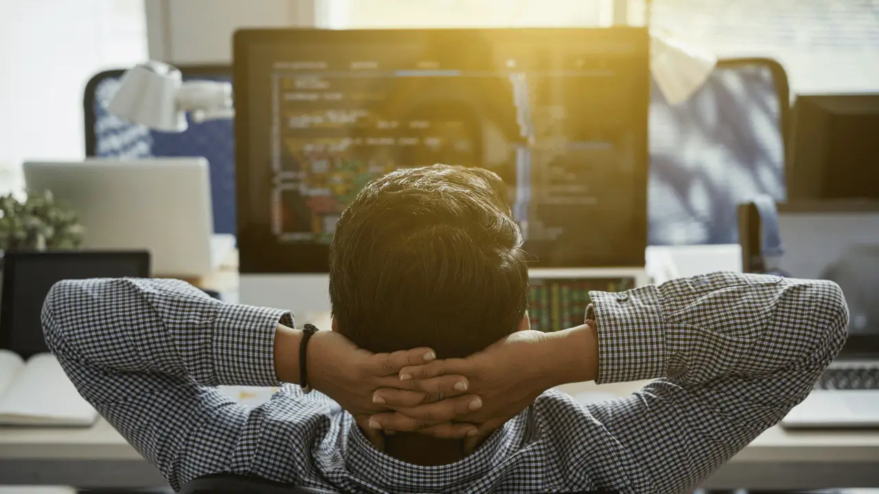 Homem relaxando em frente ao computador