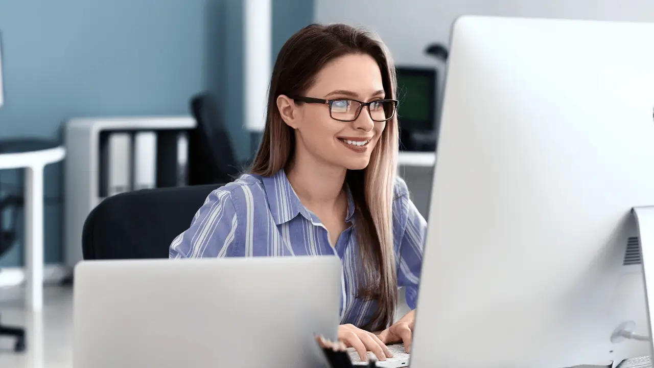 Mulher observando computador