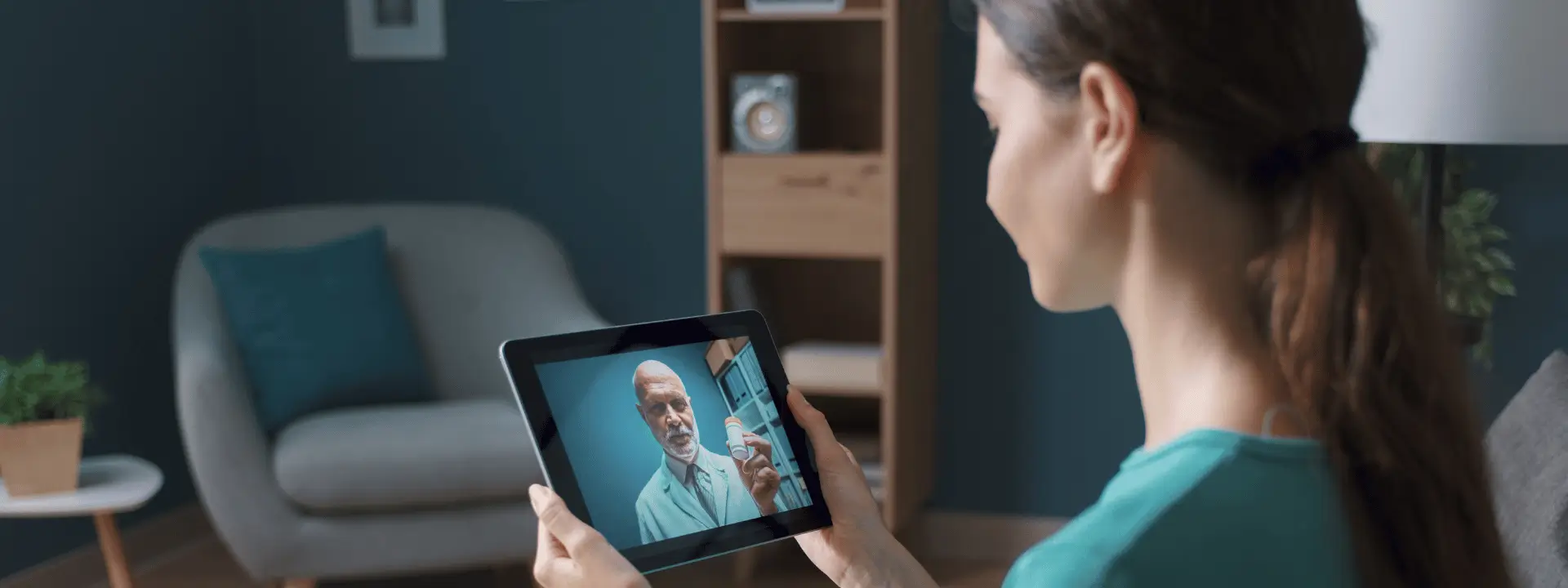 Mulher fazendo chamada de vídeo pelo tablet
