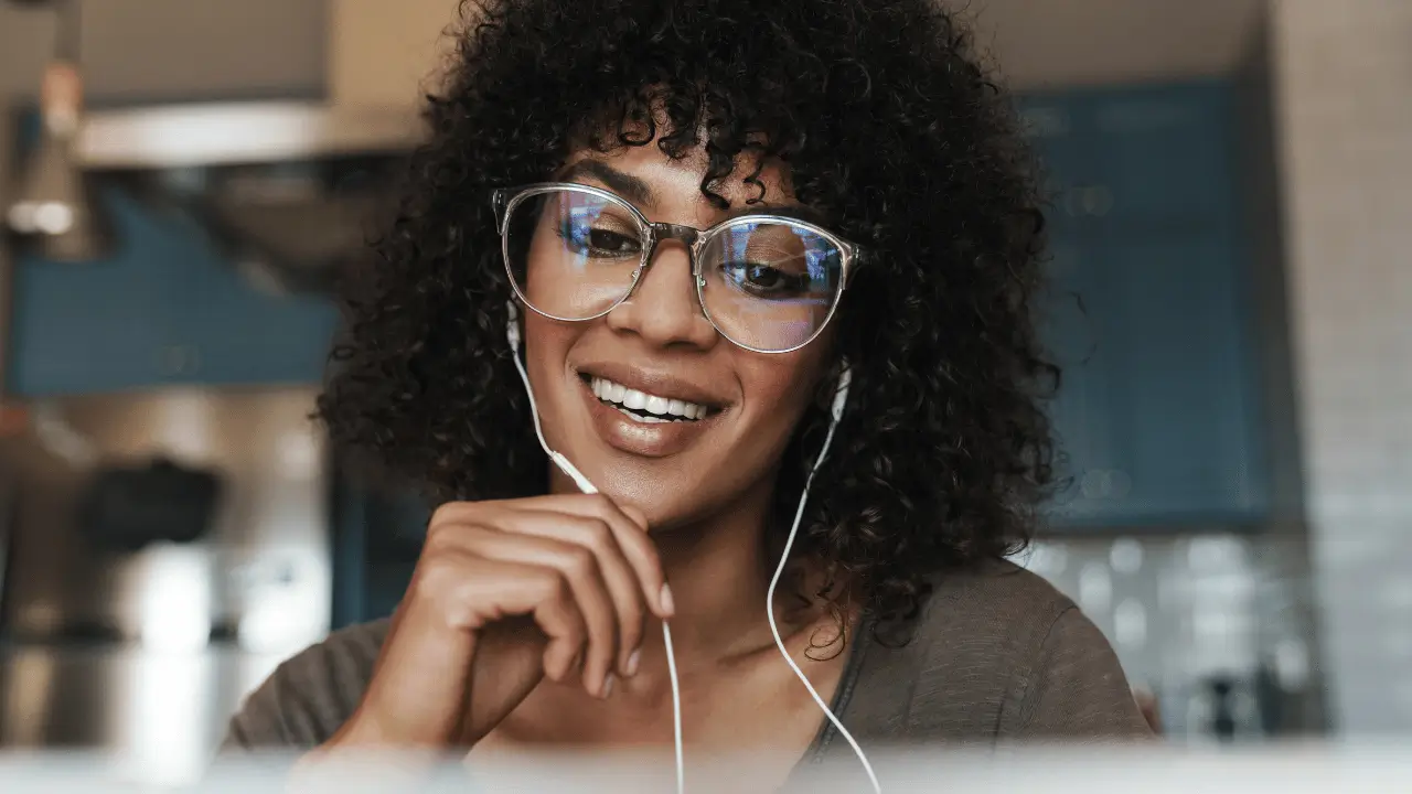 Mulher negra com fones de ouvido, sorrindo!