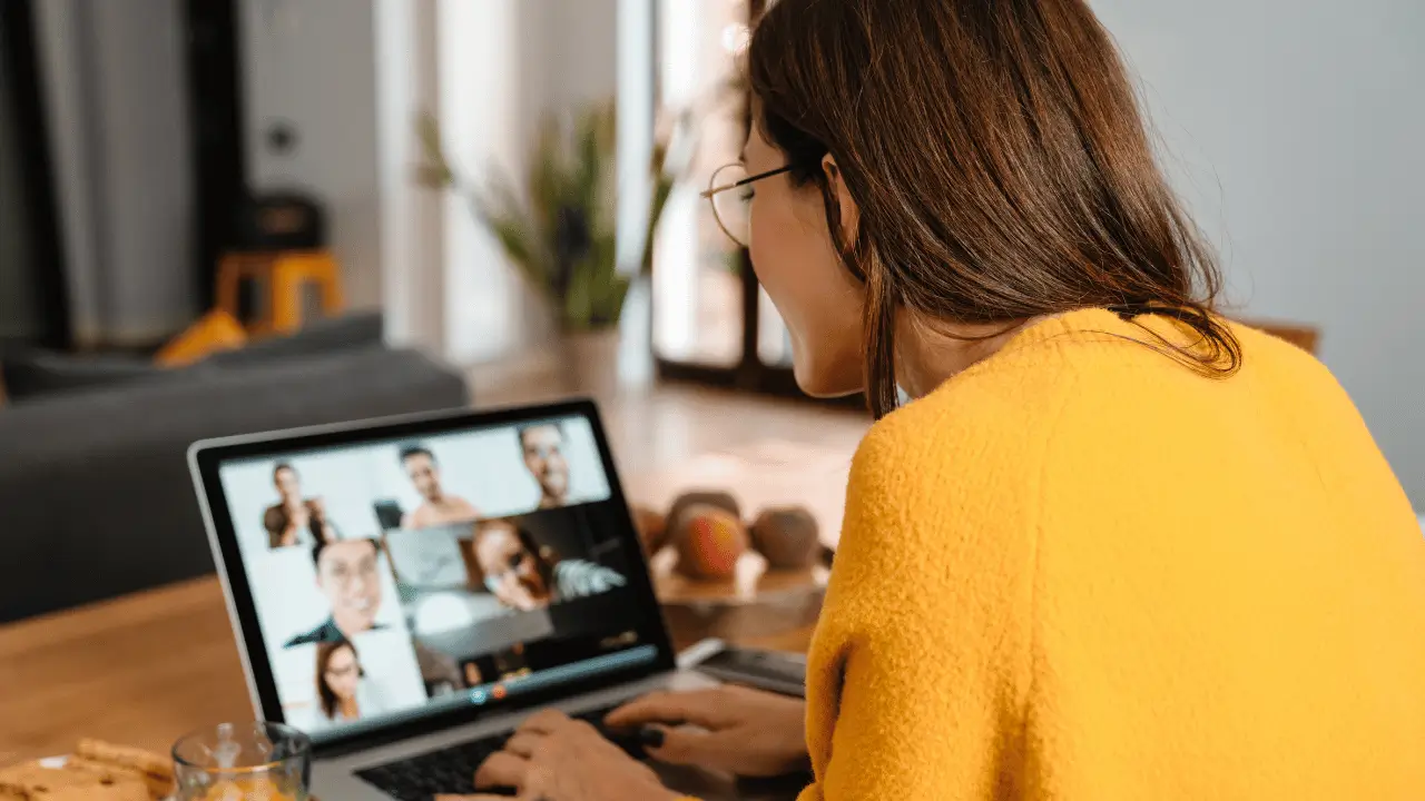 Mulher fazendo chamada de vídeo pelo notebook