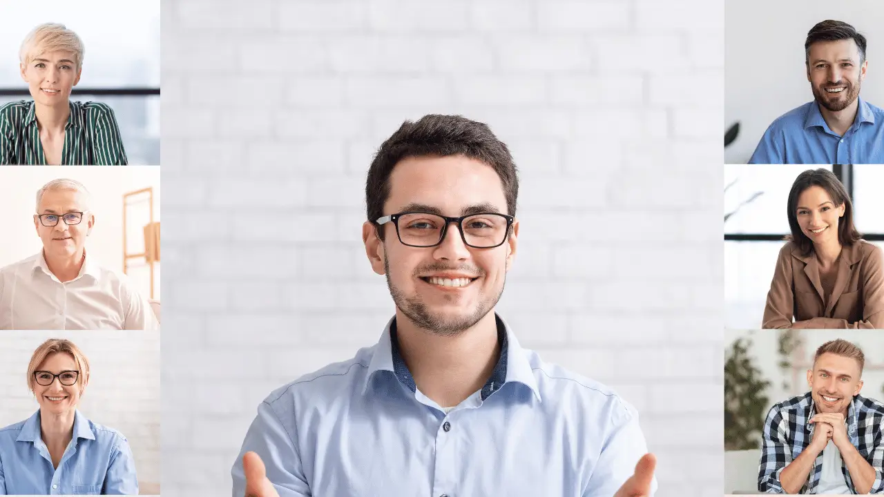 Homem sorrindo com diversas pessoas em telas ao lado