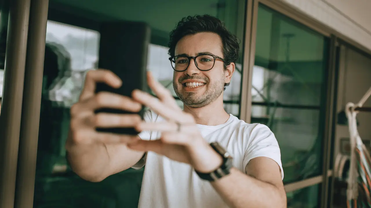 Homem olhando um celular