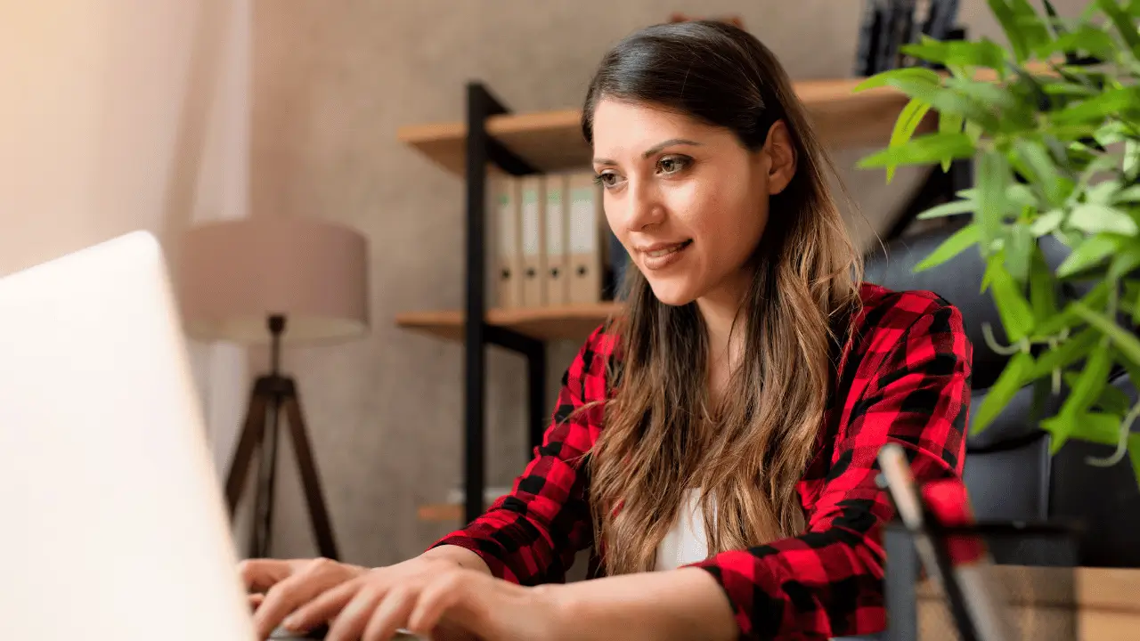 Mulher em home office