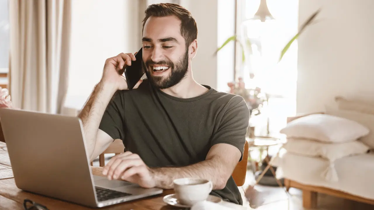 Homem em home office