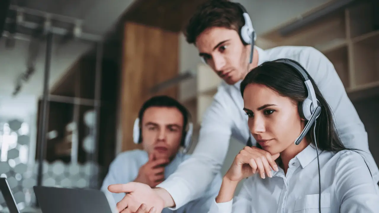 Equipe trabalhando na gestão de atendimento