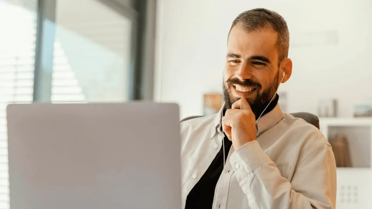 Homem em frente ao computador
