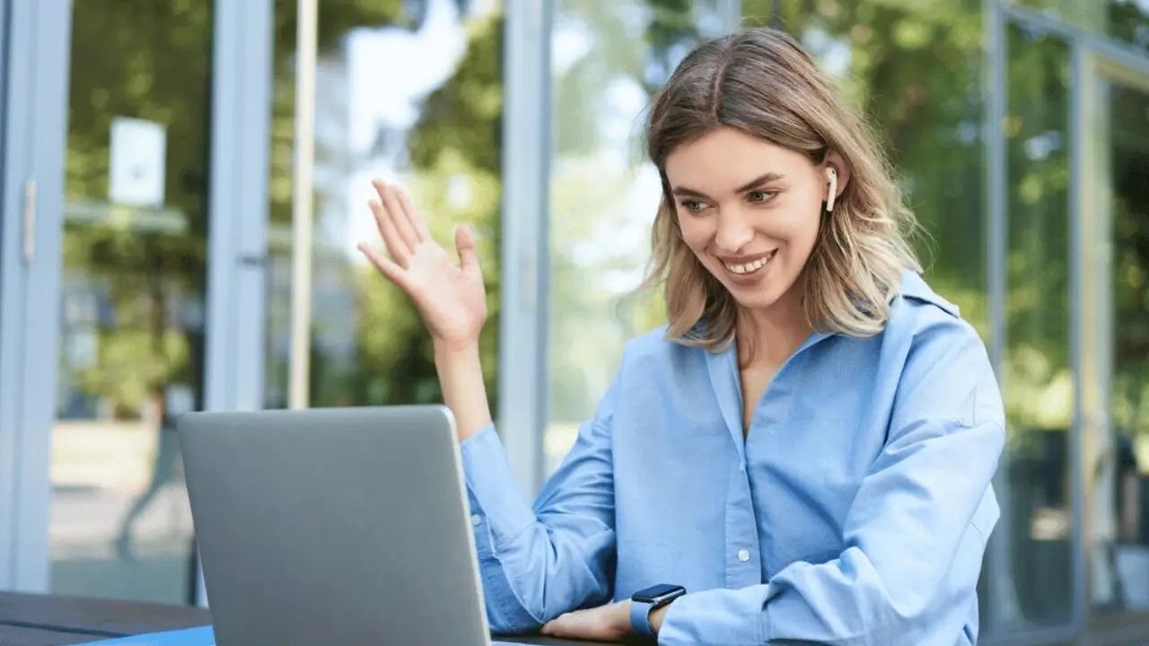Mulher em frente ao computador