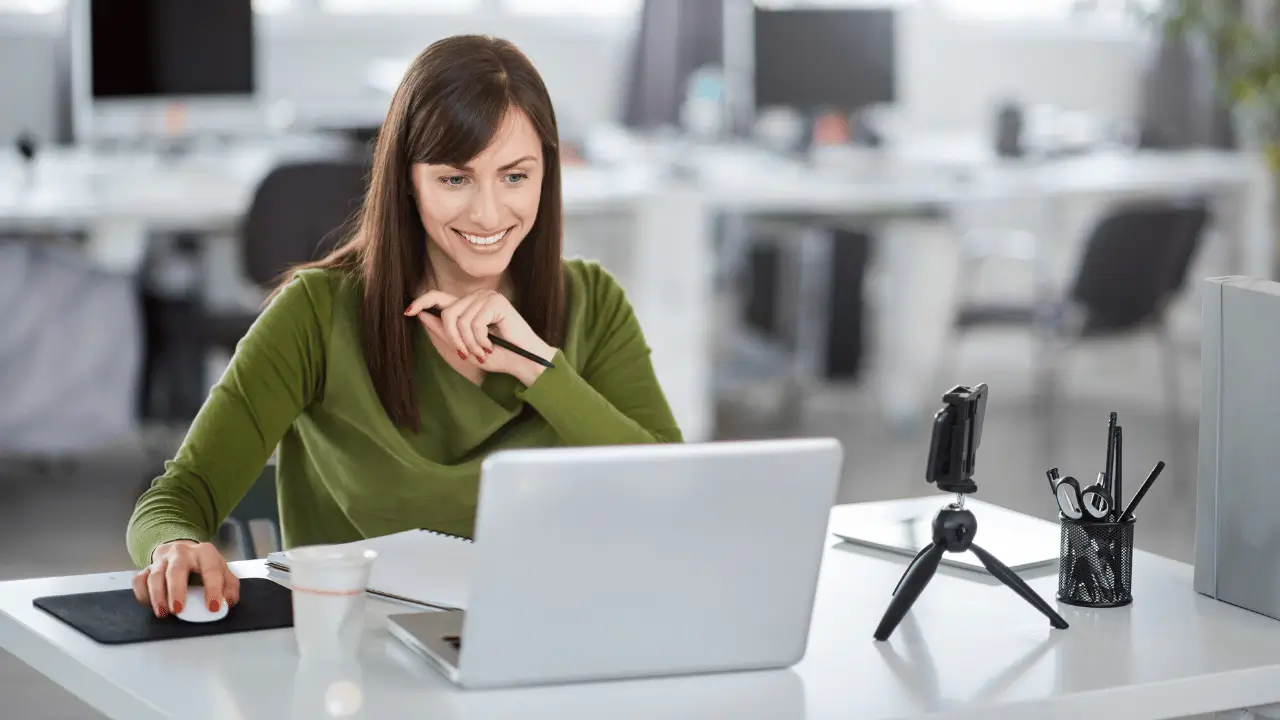 Mulher em frente ao computador