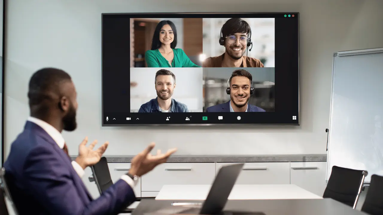 Videoconferência entre várias pessoas.