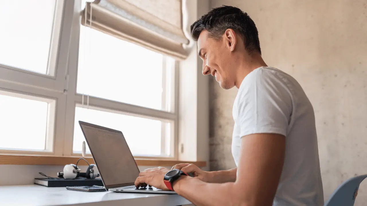 Homem em frente ao computador