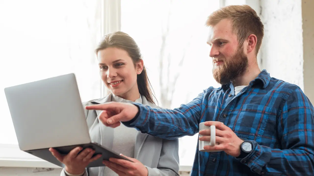 homem e mulher em frente a um computador