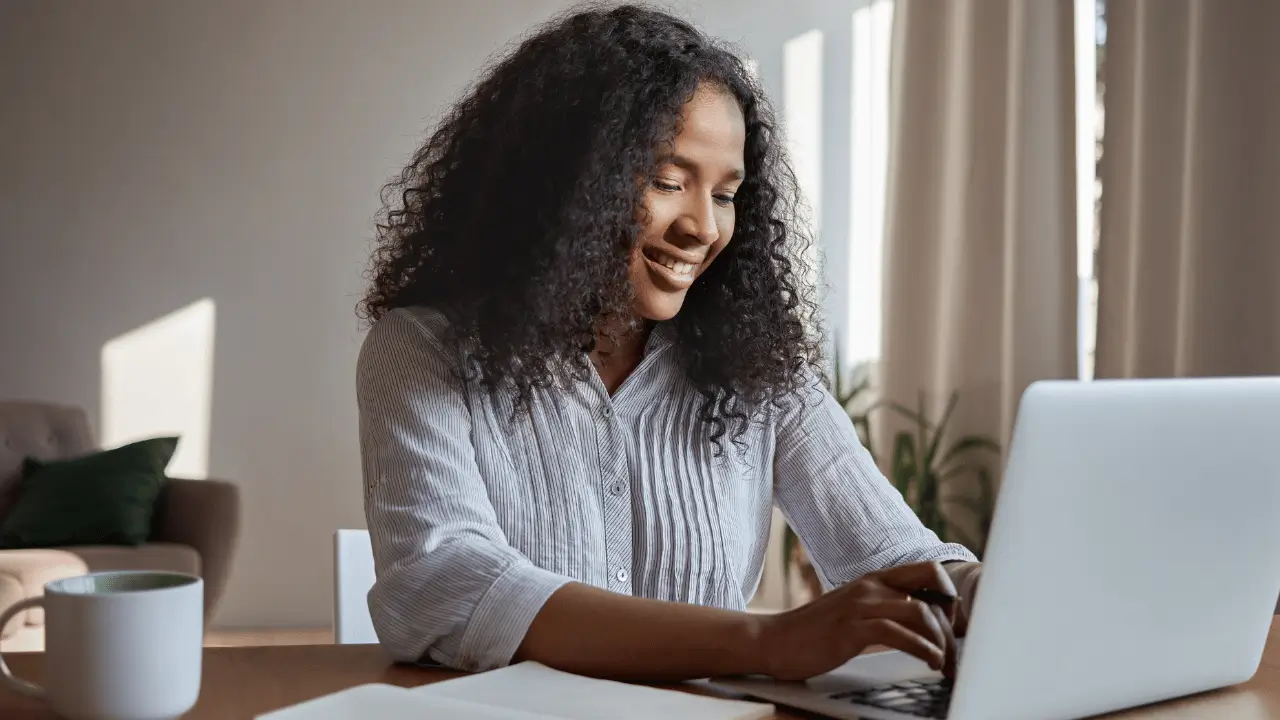 mulher analisando a tela de um computador