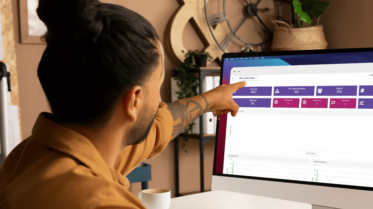 Homem analisando a tela d eum computador