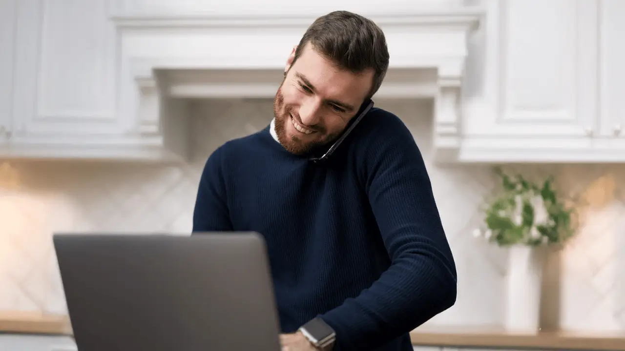 Homem falando ao celular