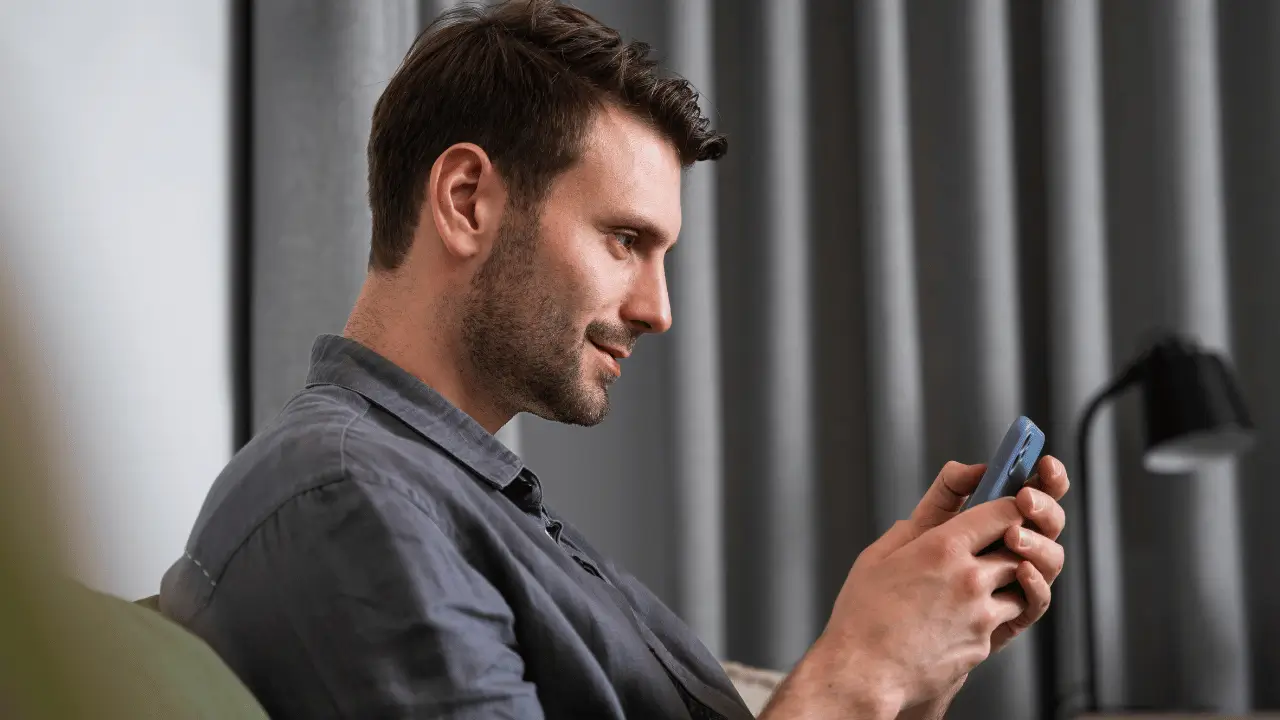 Homem vendo o celular