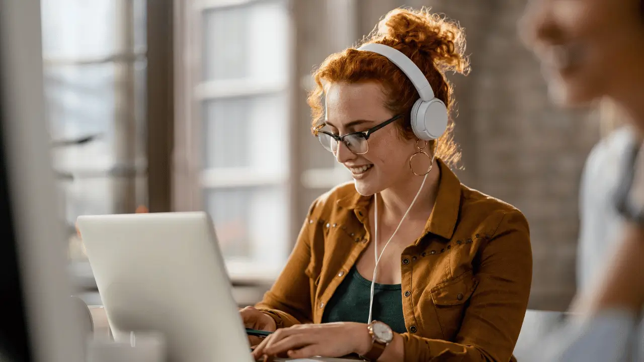 Mulher em frente a notebook