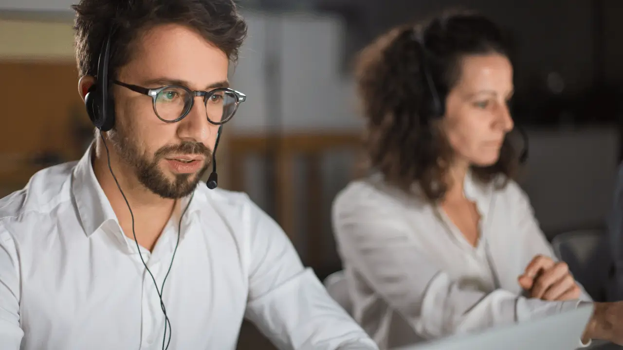 homem e mulher em fremte a computador!