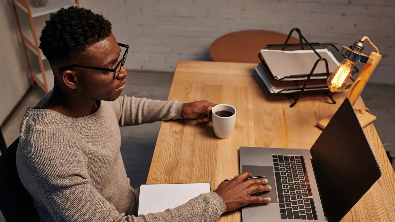 img controle de ponto home office l5 networks 2 Homem no computador