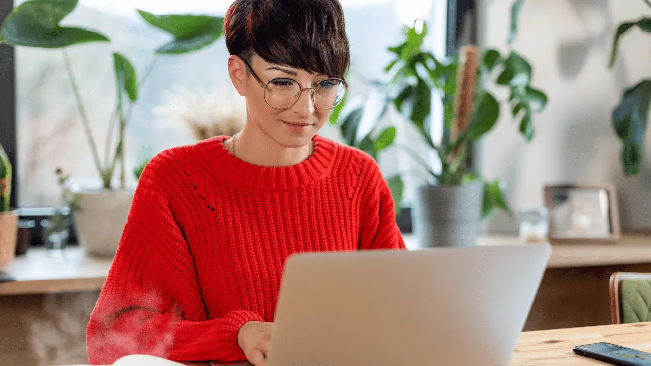 img controle de ponto home office l5 networks 3 Mulher no computador