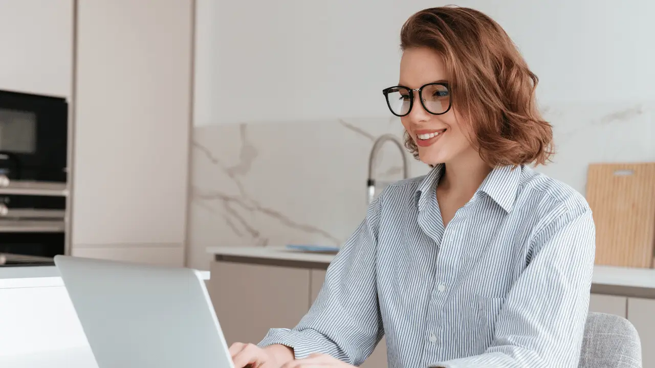 img controle jornada home office l5 networks 3 Mulher trabalhando em um notebook