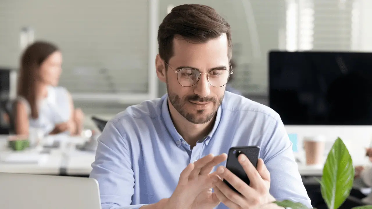 Homem olhando o celular