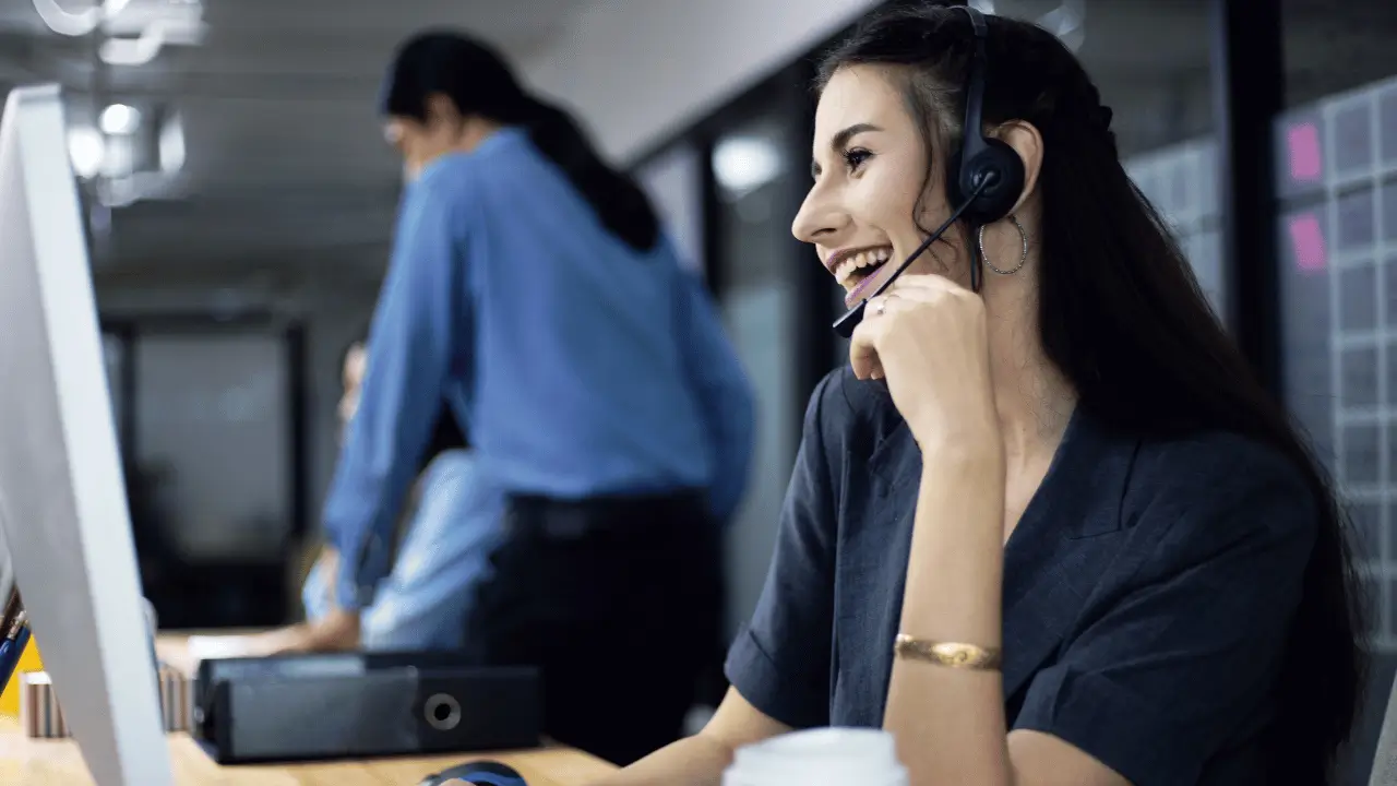 Mulher falando no telefone