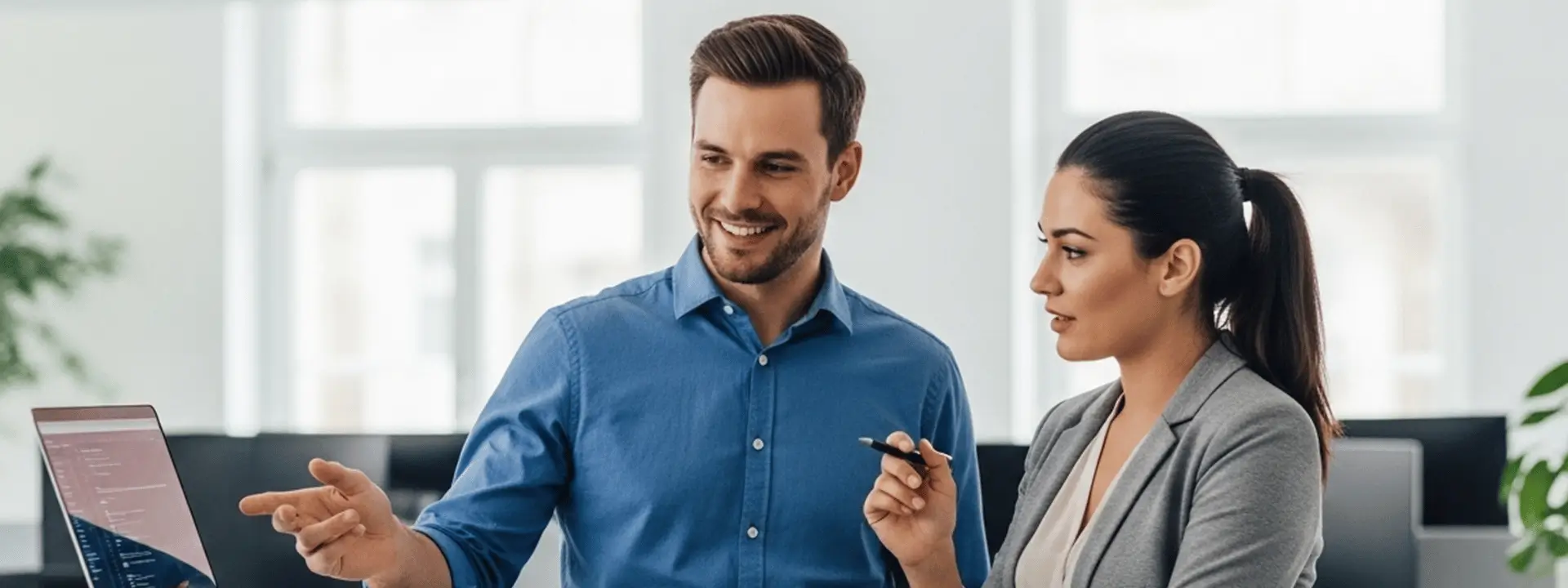 img-escalabilidade-em-ti-l5-networks Homem e mulher analisando dados