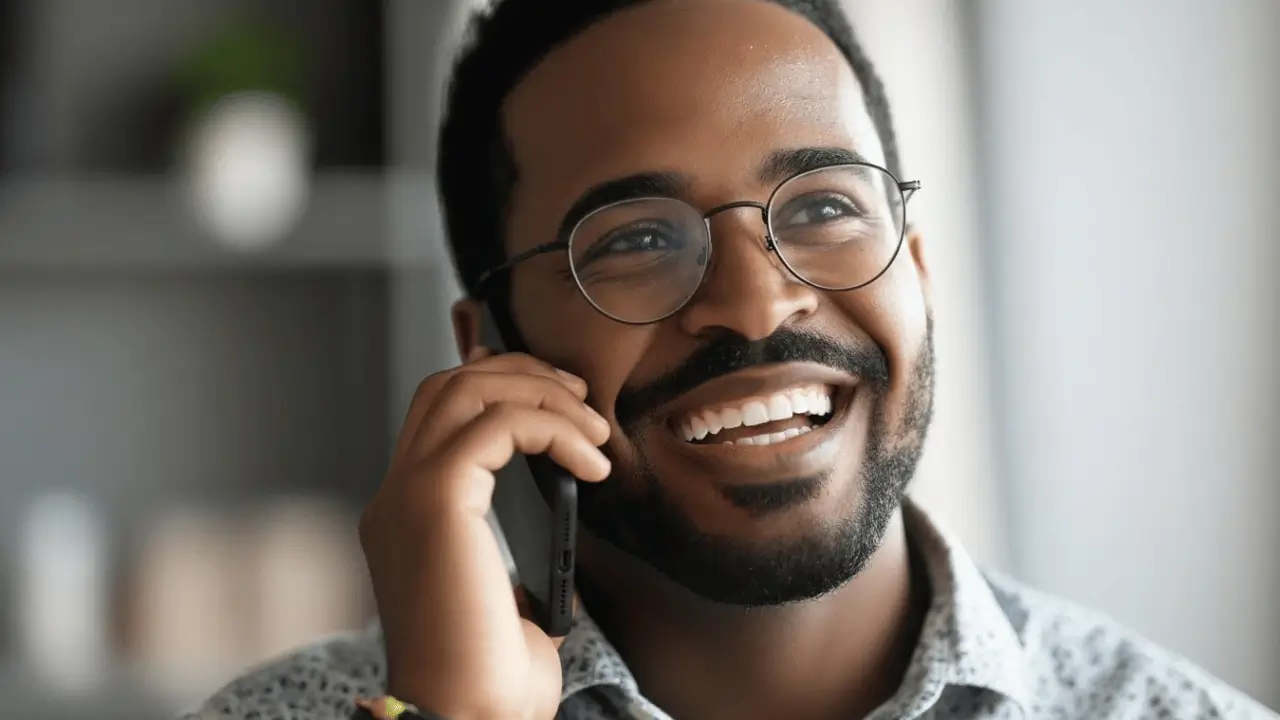 Homem falando ao telefone.