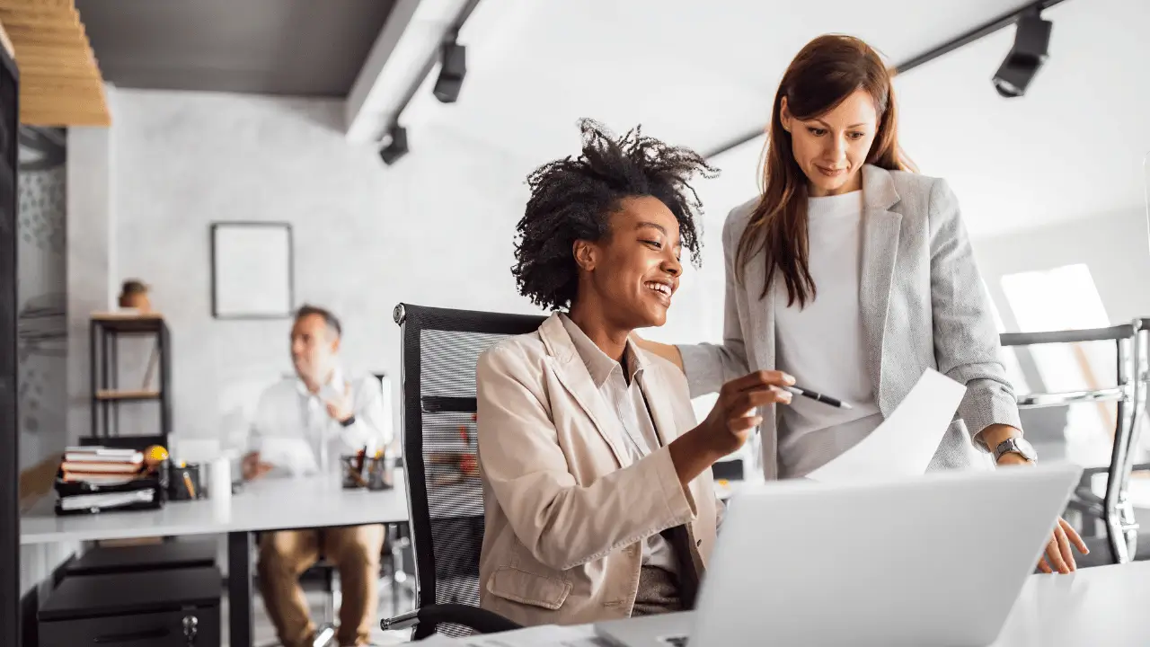 Duas mulheres discutindo sobre valores de uma empresa