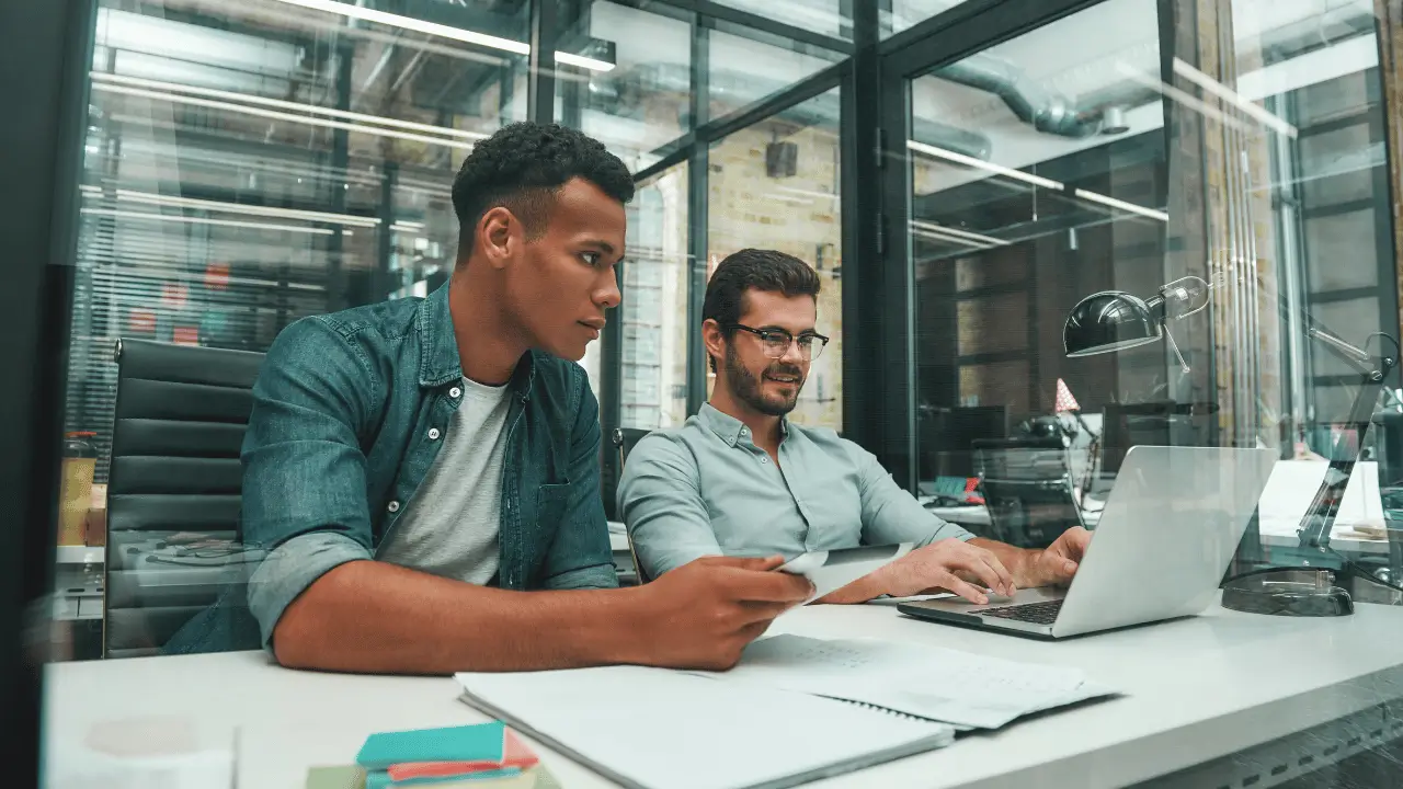 Dois homens discutindo valores de uma empresa
